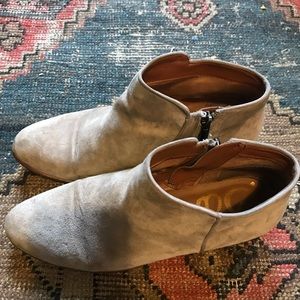 Size 7.5 Sam Edelman tan suede booties